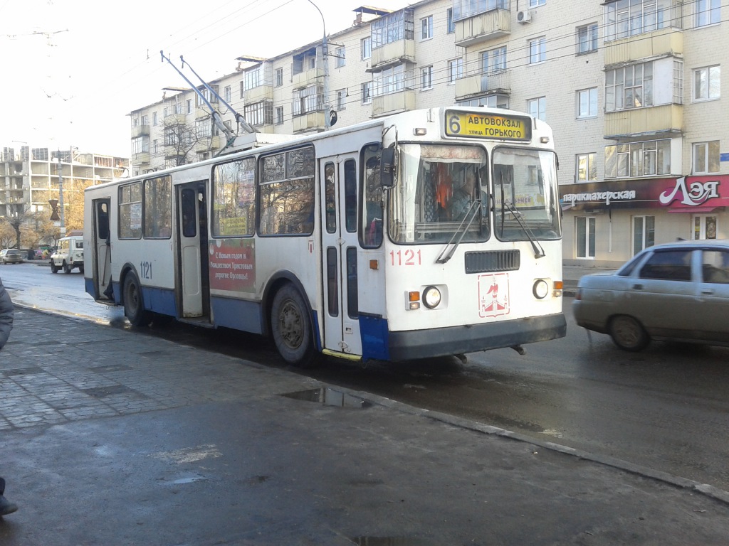 1121