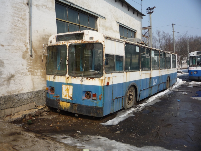 049 049