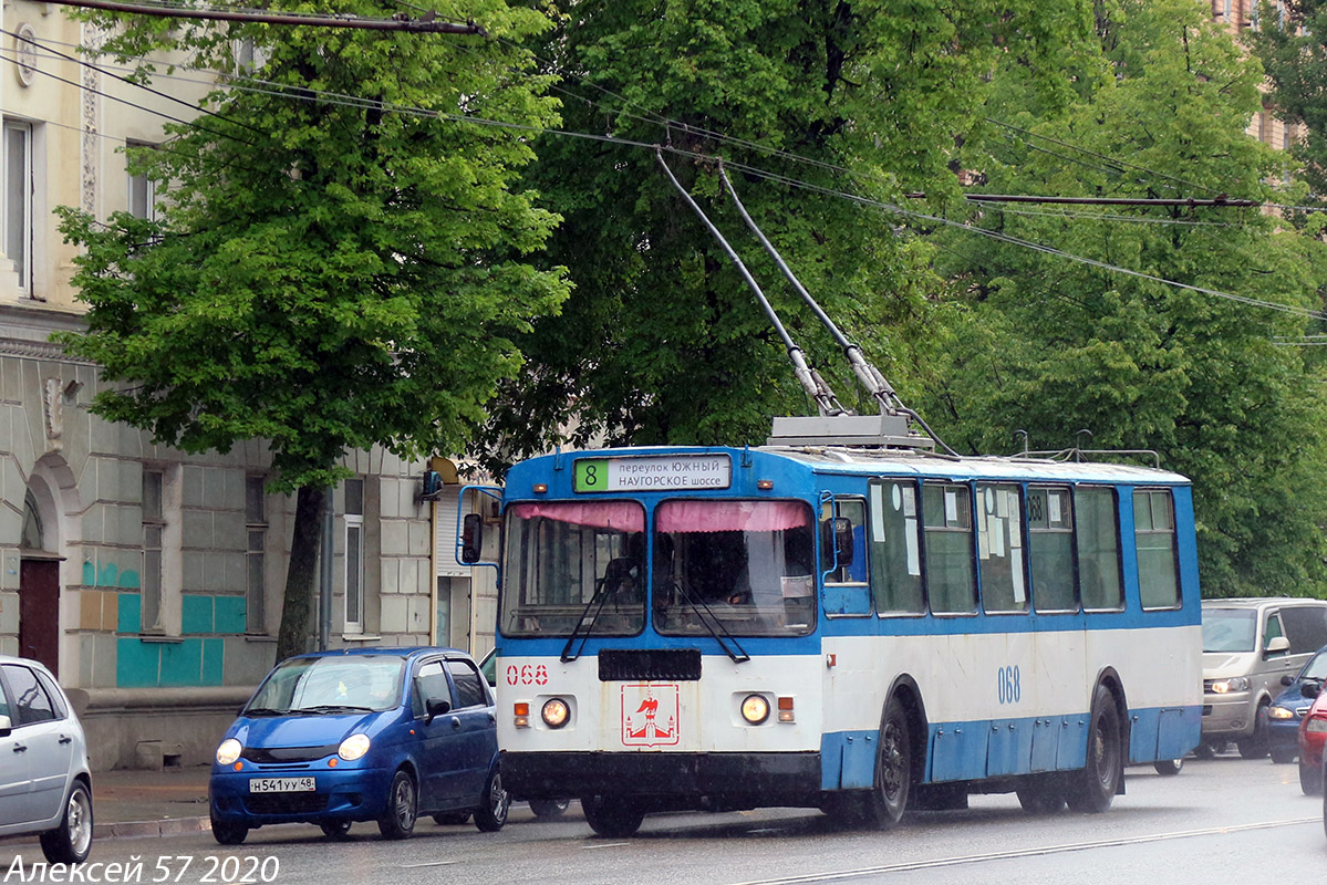 068 068